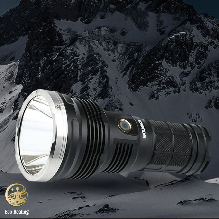 Review các Dụng cụ Trekking sinh tồn thiết yếu: Đèn pin, gậy leo núi, balo.