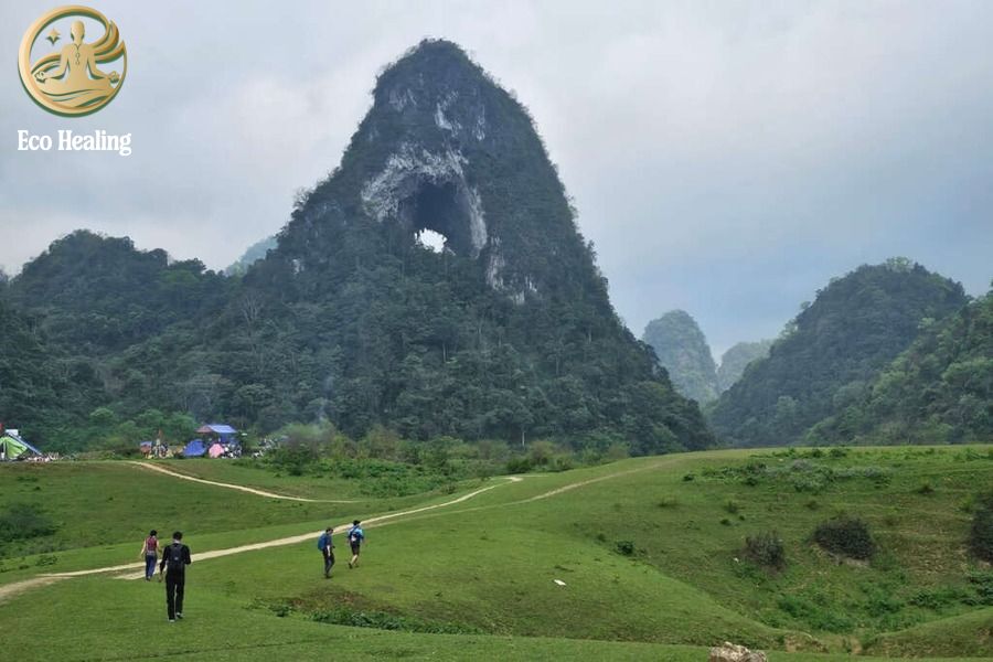 Trekking Cao Bằng: Khám phá Mắt Thần Núi và những cung đường biên giới bí ẩn.