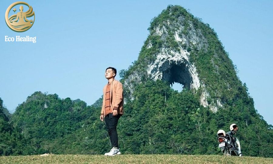 Trekking Cao Bằng: Khám phá Mắt Thần Núi và những cung đường biên giới bí ẩn.