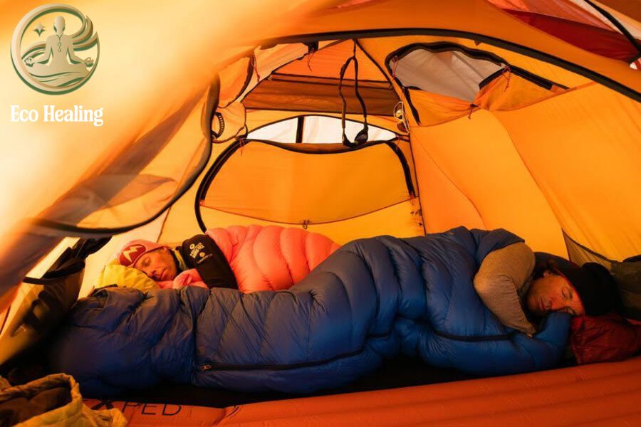 Mẹo ngủ ngon khi cắm trại: Chống lạnh và chống ẩm hiệu quả.